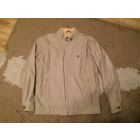 Стильная мужская куртка на 46-48 размер примерно, очень классная курка. Демисезонная. Двусторонняя, вторая сторона - штрокс. Бу, состояние нормальное. ПОгруди 55 см, длина 69 см, длина рукава 63 см.