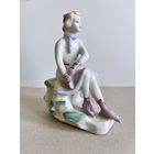 СТАТУЭТКА ФАРФОРОВАЯ "КОНЬКОБЕЖКА". 14*12*8 СМ. ПОЛОННОЕ ЗХК. 1956-1972 ГОДА. СМ.ФОТО, КЛЕЙМО И ОПИСАНИЕ.