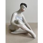 СТАТУЭТКА ФАРФОРОВАЯ " БАЛЕРИНА ". ГОРОДНИЦА. НЕЧАСТАЯ. 15*12*19 СМ.  СМ.ФОТО, КЛЕЙМО И ОПИСАНИЕ.