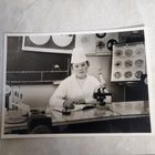 Фотография. История СССР в лицах. Девушка, студентка на кафедре микробиологии. Медицинский институт. Ретро СССР.