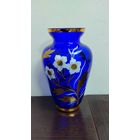 Винтажная ваза из кобальтового стекла , чешский бренд ( Богемия ) украшен ручной росписью и позолотой .