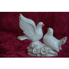 Статуэтка фарфоровая  " Голуби  "   целая  , высота 11,5 см , длинна 13см