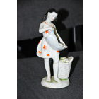 Девушка ,собирающая кукурузу-ЛФЗ. конец 50-х.Полнейший оригинал в музейном сохране. Уже редкая-трещинка на ноге по заводу!