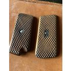 РЕДЧАЙШИЕ и в идеале ДЕРЕВЯННЫЕ накладки на первые выпуски" ТТ"-1933-1936г-затем массово перешли на более простые и  в разы дешёвые из бакелита.