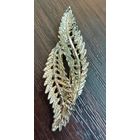 Винтажная брошь в виде двух перышек , в идеальном состоянии .