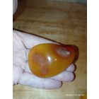Янтарная брошь цельный камень