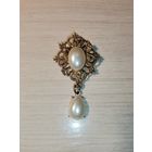 Брошь с подвеской.