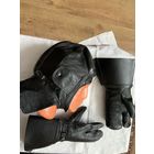 ЕДИНЫЙ  !!!комплект европейского  лётного шлема и краг на штампах из отличной натур. кожи большого размера. Для различных типов поршневых самолётов и др. летательных аппаратов.