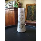 Старинная ваза, Франция, матовое молочное стекло, ручая разрисовка, авторские надписи, высота 23 см.