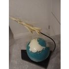 Настольный самолёт над глобусом. СССР.