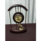 Часы настольные (кабинетные) кварцевые и гигрометром.