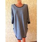 Красивая теплая туника на 56-58 размер. В синем тоне, сбоку карманы. Длина 92 см, рукав укороченный 35 см ПОталии в нерастянутом состоянии 64 см (отлично тянется ткань). Состав: 91% вискозы, 7% полиэс