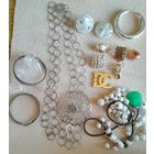 Лот бижутерии: бусы, клипсы, серьги, колье.