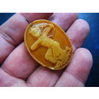 Старенький Янтарный? Бакелитовый? Медальон.