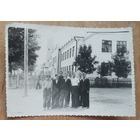 Фото у школы в поселке Белгрэс (Ореховск). 1955 г. 9х12 см