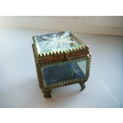 Шкатулка "ВИТРИНА". Конец 19 начало 20 века. Бронза. Гравировка по стеклу.