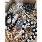 Большой лот винтажной бижутерии. Броши, бусы, серёжки и много разных украшений. Торги с рубля.