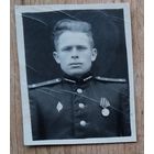 Фото военного с медалью. 2.5х3.5 см