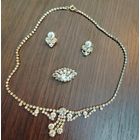 Винтажный комплект ( колье ,серьги-клипсы и брошь ) чехословакия .