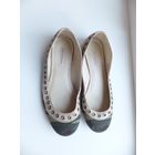 Балетки Calvin Klein на 37 размер. Красиво смотрятся на ножке. Стельку мерять бесполезно, приезжайте на примерку. Состояние видно на фото, б/у.