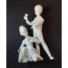 Статуэтка фарфорова Дети, высота 20 см. Валендорф, Германия