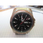 Часы Swiss Army на браслете в рабочем состоянии.