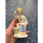 Фарфоровая статуэтка рыбак с ведром