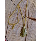 Подвеска с золотистым перышком