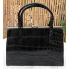 Винтаж: 1950 Мок Croc черная Сумка кошелек-Сумочка либо лакированный женский клатч. Каркасный аппарат: латунь. Винил, искусственная кожа. Сумка в хорошем состоянии, но утерян длинный наплечный ремень.