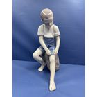 Статуэтка Мальчик подкатывающий штанину Ручная подглазурная роспись. Дания, г. Копенгаген, Bing & Grondahl.1962-1970 гг.