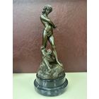 Фигура бронза . Юноша убивает льва .