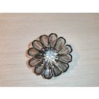 Металлическая брошь с вставкой, диаметр 4 см.