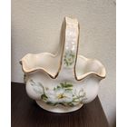 Винтажная фарфоровая ваза-конфетница, выполненная в форме корзины.