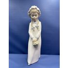 Фарфоровая статуэтка "Счастливая девушка с корзинкой в руках". Испания, фабрика Zaphir. 20 век. Размеры: высота - 26 см. Ручная подглазурная роспись.