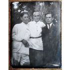 Фото с летчиком. 1930-е (?). 9х12 см.