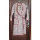 Халат красно-серого цвета на 48-50 см. Хорошее состояние, плотный хлопок. Стеганый. Длина 115 см, ПОгруди 51 см, длина рукава 50 см.