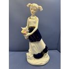 Статуэтка фарфор девочка с корзиной цветов