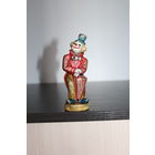 Керамическая статуэтка "Клоун с зонтом", высота 12 см., дефекты не обнаружены.