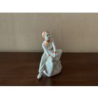 Фарфоровая статуэтка Девушка с коньками, СССР.