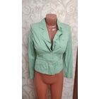 Жакет размер S цвет олива, Польша. 100% хлопок. Очень красиво сидит на фигуре, на ощупь приятная ткань. Длина 52 см, Погруди 45 см, длина рукава 58,5 см, ПОталии 38 см. Хорошее состояние.