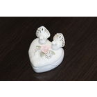 Фарфоровая шкатулка, в форме сердца с фигурками двух влюбленных голубей и цветочным декором.