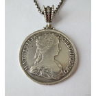 Талер 1742 г. Мария Терезия "молодая". Редкий. Реверс "Мадонна".Уверенный оригинал. Аккуратно (только по гурту) ювелиром выполнена подвеска. На цепочке проба 835, клейма Германии 19 века. См.описание.