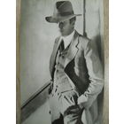 ЧЕРНО-БЕЛАЯ ОТКРЫТКА, ЗВЕЗДЫ СОВЕТСКОГО КИНО. КАДР ИЗ ФИЛЬМА "ТЕГЕРАН-43" ИГОРЬ КОСТОЛЕВСКИЙ.