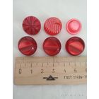 Пуговицы красные.