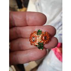 Брошь небольшая тяжеленькая. Цветы.