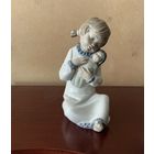 Статуэтка Девочка с куклой NAO by Llardo Испания винтаж