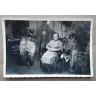 Фото военых лет. Женщина в кресле. 1943 г.  г.Идреси. Чувашия. 6х9 см.