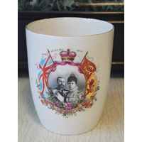 Коронационный стакан к Коронации Короля Георга V и королевы Марии, Великобритания, 22 июня 1911 года. Высота 10 см. Объем 300 мл. Следы бытования. Маленький скольчик.