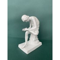 Статуэтка "Мальчик вытягивающий занозу" бисквит, Германия.