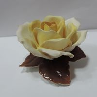 Статуэтка фарфоровая "Цветок" фирмы Карл Энс. Германия. Нет одного лепестка.